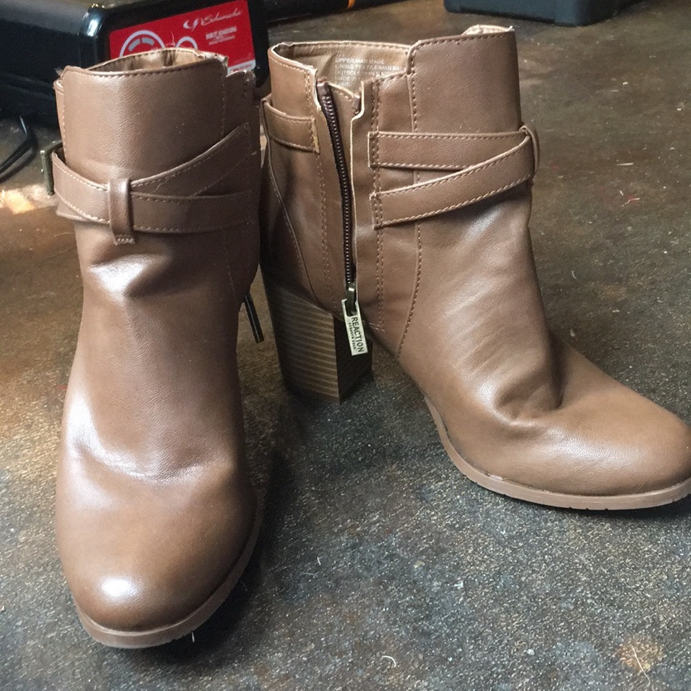 Reaction heeled boots